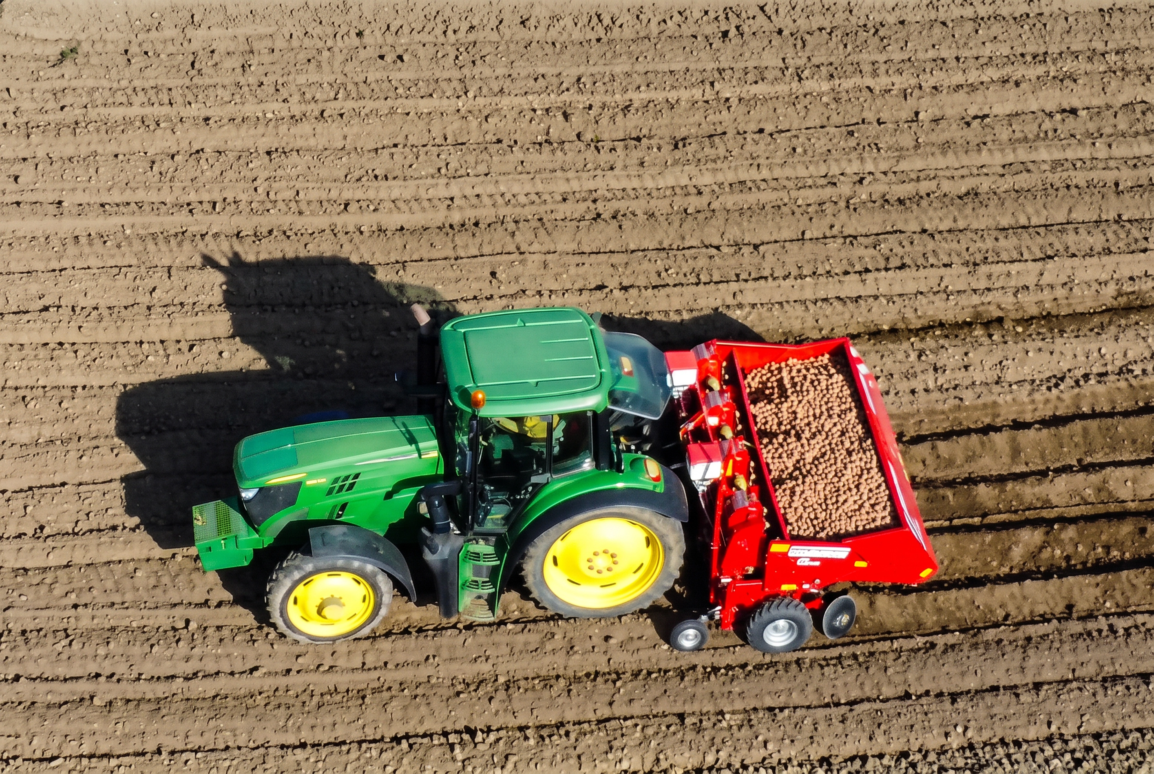 John Deere traktor burgonyaültetés közben Erdővidéken